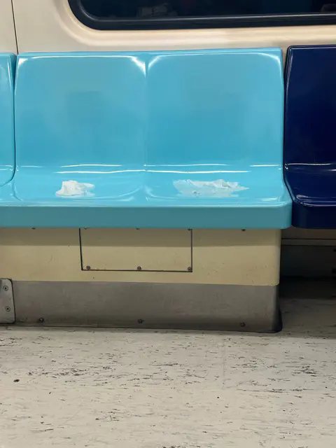日前在捷運某線車廂中看到的座椅上有兩坨濕掉的衛生紙，直喊「真的是太噁心了！」圖擷自Dcard