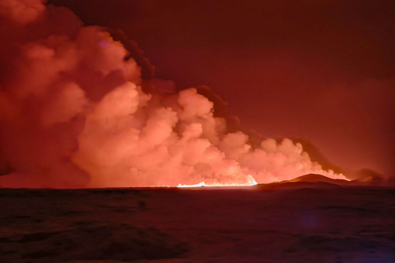 冰岛西南部因数週来地震活动频频而高度警戒后，一座火山今天持续喷发，间歇喷出的熔岩涌向夜空，地面裂缝长约3.5公里。法新社(photo:UDN)