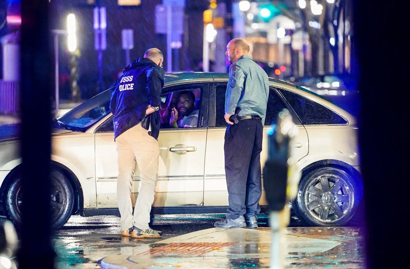 美國警方今天表示，一名46歲男子昨晚駕車撞上保衛總統拜登車隊的美國特勤局車輛，因而面臨酒駕指控。路透社