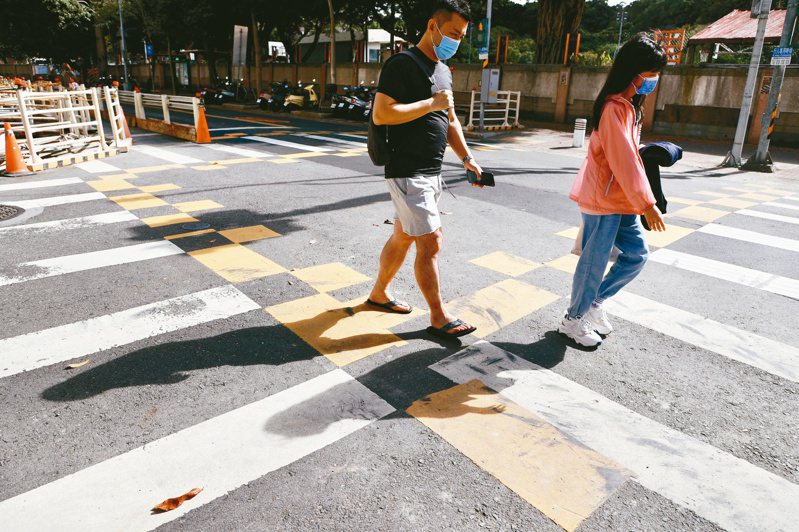 台北市自二○二○年起試辦「彩色標記行穿線」，使車輛駕駛人通過路口時提高警覺並降低行車速度。圖為台北市士林區忠義街的行穿線。記者林伯東／攝影