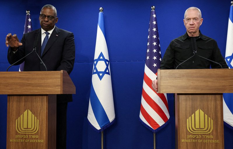 以色列國防部長加蘭特（圖右）18日與美國國防部長奧斯丁（圖左）會談。路透