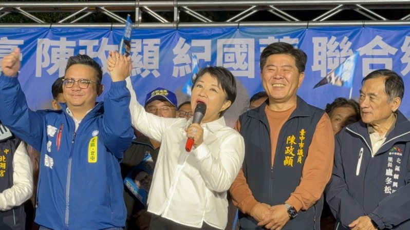 台中市長盧秀燕（左二）昨晚替國民黨台中市第5選區立委參選人黃健豪站台。圖／民眾提供