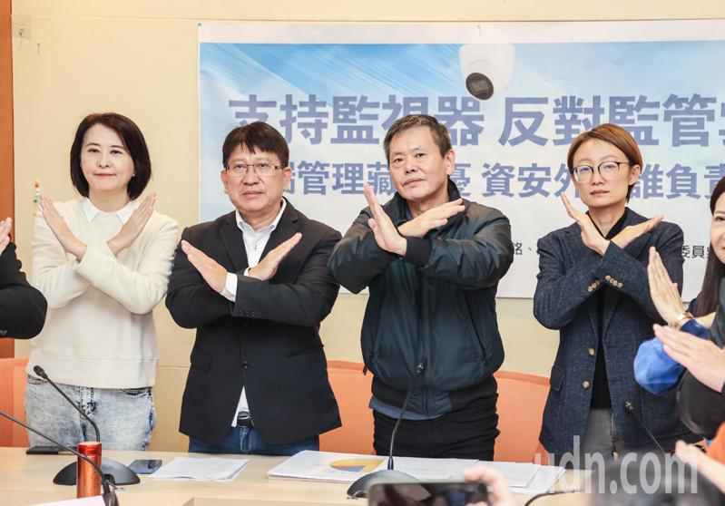 國民黨立委王鴻薇（左起）林思銘、林為洲、吳怡玎舉行「支持監視器反對監管雲」記者會，反對托嬰中心監視器影像上傳到監管雲。記者曾原信／攝影