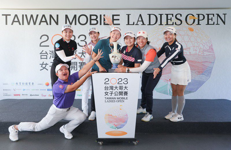 2023台灣大哥大女子公開賽賽前記者會上，7位高球女將互別苗頭，作勢爭奪冠軍獎盃。圖／台灣大哥大提供
