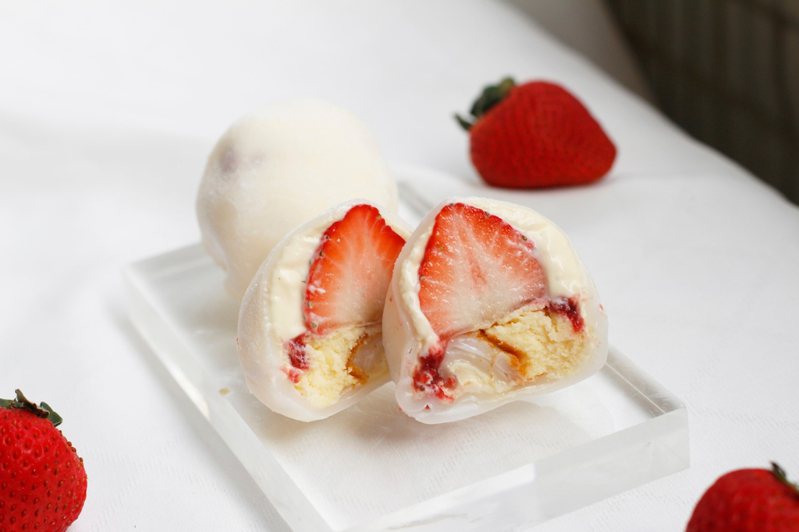 法朋烘焙甜點坊推出「日本草莓大福禮盒」，並藉由內餡變化帶來不同享受。圖／法朋烘焙甜點坊