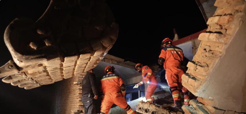 中國大陸西北部甘肅省積石山縣18日深夜發生大地震，救援人員在房屋中搜尋倖存者。目前救援已基本結束。（圖／法新社）