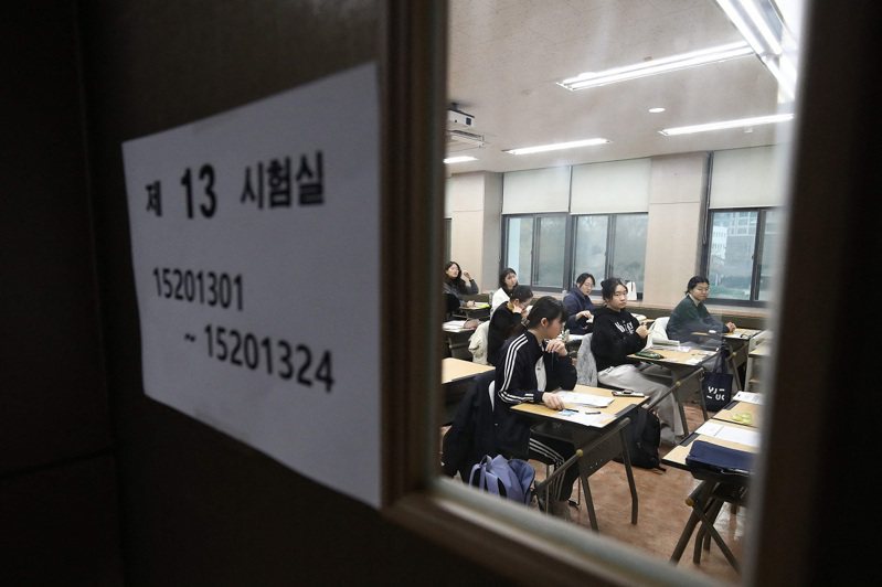 南韓學生11月16日在首爾一所學校等候參加年度大學修學能力試驗。法新社