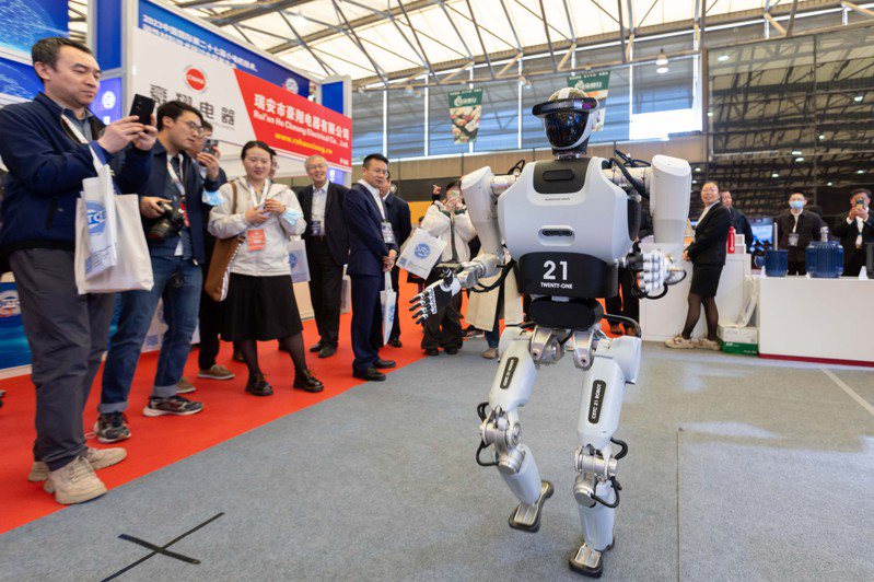 胡潤研究院發布全球獵豹企業榜，上海成為獵豹企業之都。圖為小電機技術研討會暨展覽會日前在上海開幕，中電科機器人公司的機器人演示。（新華社）
