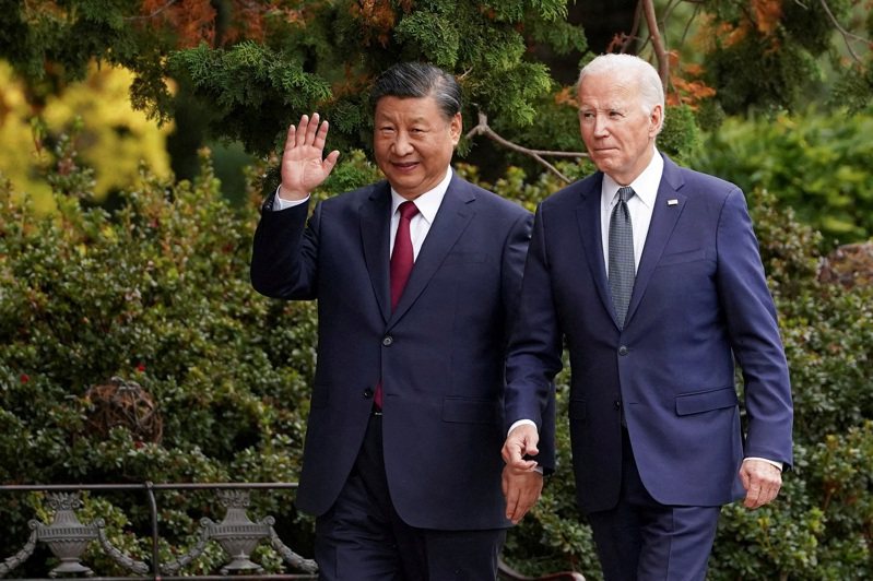 中國大陸國家主席習近平（左）11月跟美國總統拜登（右）在舊金山費羅麗莊園散步。路透