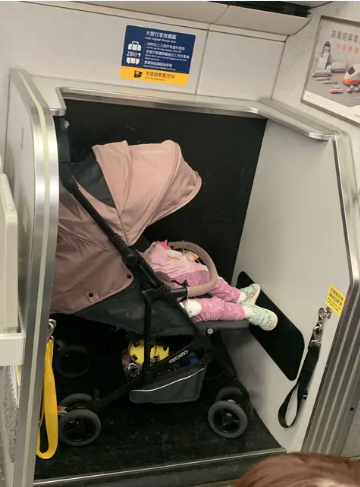 網友分享高鐵奇景，有人將嬰兒車「連車帶娃」放進車廂行李置放區，一旁也沒有家長照顧。圖擷自Dcard