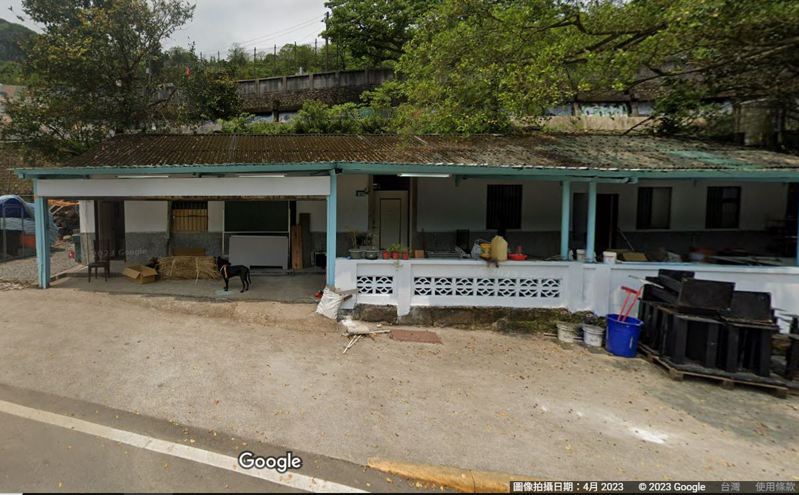 新北市萬里區崁腳山區有處礦工聚落，因為土地被財團買走，被迫搬出早年「炭寮仔」改建的房子。圖／翻攝自GoogleMap