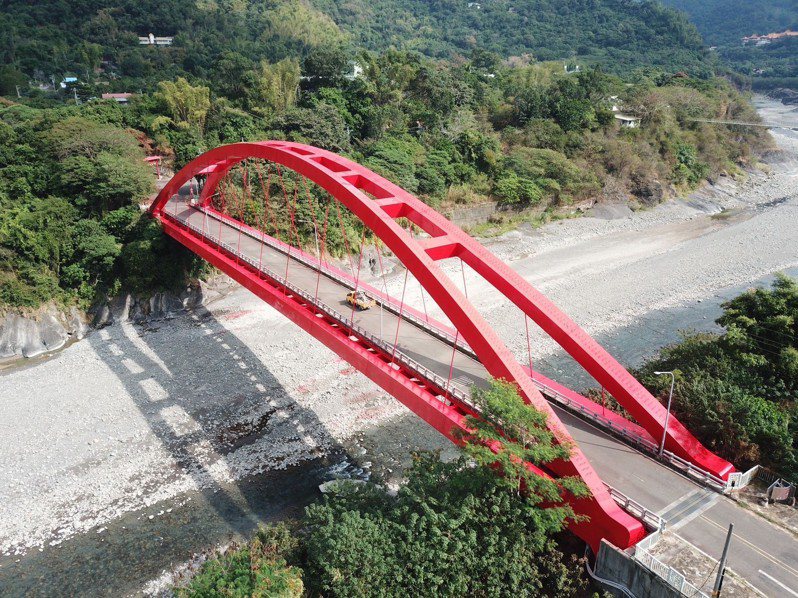 連通六龜育幼院的東溪大橋完成塗裝，重新綻放「紅顏」。圖／高市工務局提供