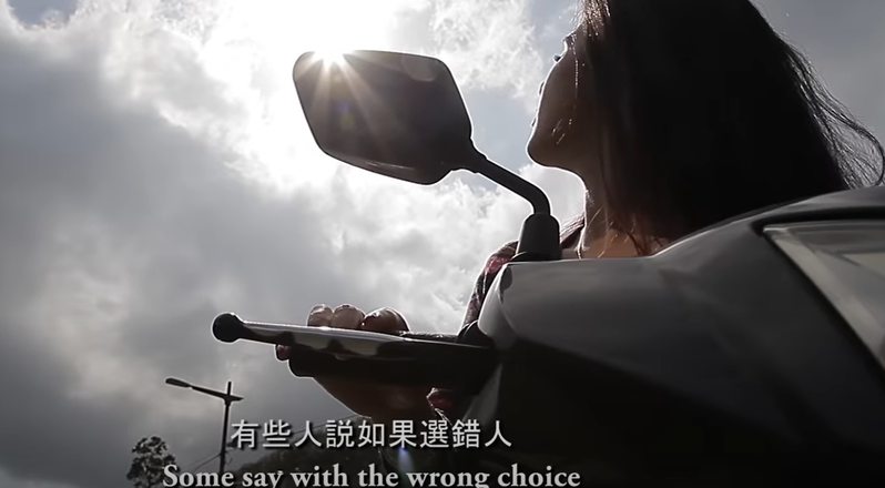 歐洲女性如何看待台灣總統大選及立委選舉？她表示台灣的選舉景象讓她著實震驚，因為在歐洲老家通常都把政治當成笑話看待。她也質疑「我覺得政治不就是該選賢與能嗎？」。擷自Stopkiddinstudio影片