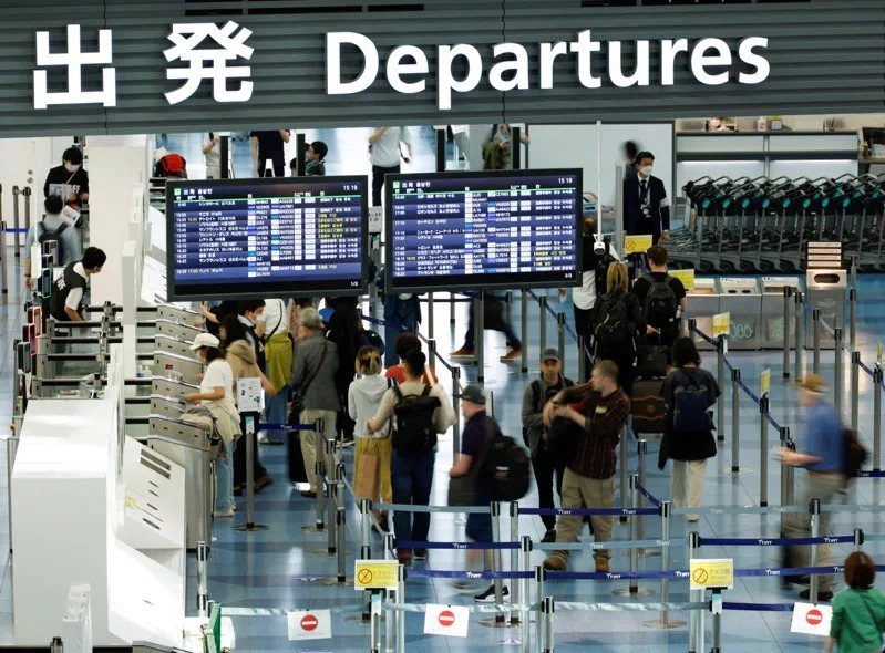 日本政府為了因應外國訪客回流，2024年1月起將在羽田機場試行簡化入境程序。圖／路透