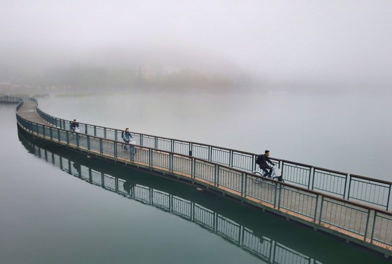 日月潭今天早上開始起大霧，從環潭公路到各碼頭都被濃霧壟罩。記者黑中亮／攝影