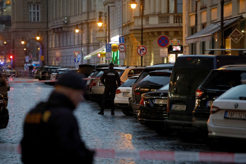 外交部今表示，捷克當地時間21日下午3時左右在布拉格查理大學文學院校區發生槍擊事件，造成15人死亡。路透