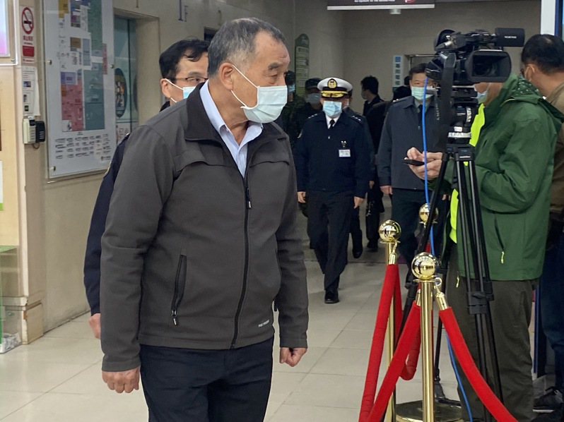 國防部長邱國正今南下高雄，到國軍左營總醫院探視受傷官兵後，接受媒體聯訪。記者石秀華／攝影