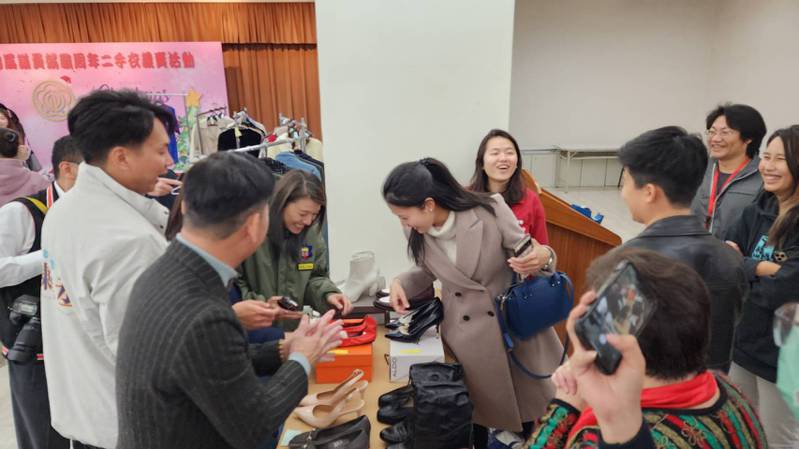 為慶祝台北市長、議員1225就職一周年紀念，台北市議會將舉辦二手衣慈善義賣。記者楊正海／攝影