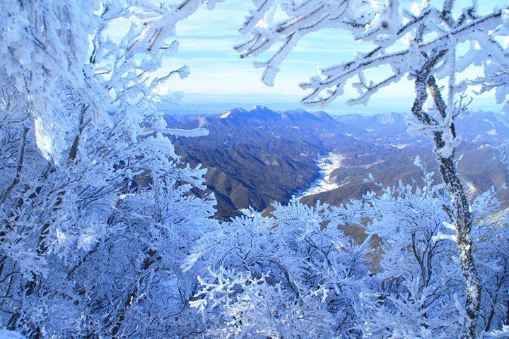 名列日本300名山之一的奈良近郊「三峰山」，2024/1/20(週六)〜2/18(週日)將舉辦「霧冰祭」招攬海內外遊客。　圖：御杖村觀光協會/提供
