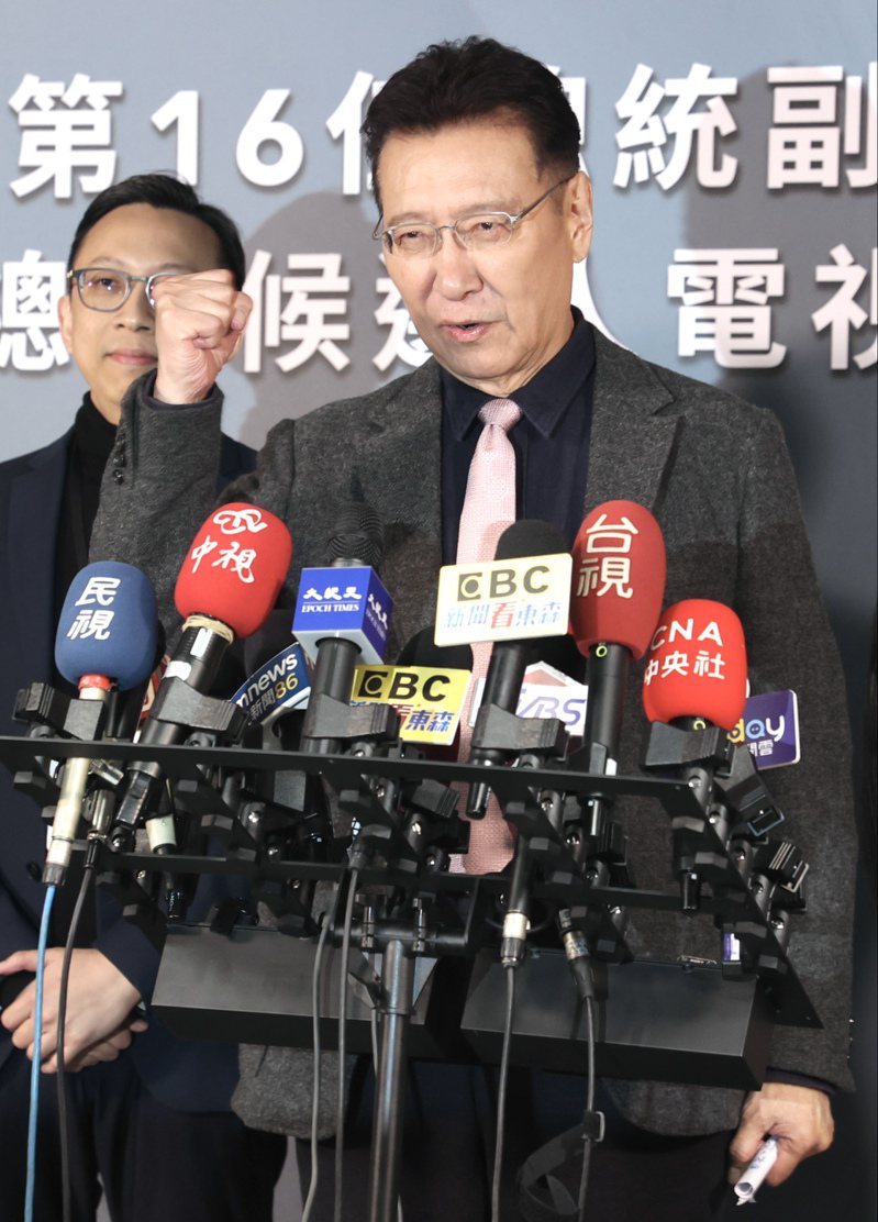 圖為國民黨副總統候選人趙少康在政見發表會結束後，接受媒體提問。記者林俊良／攝影