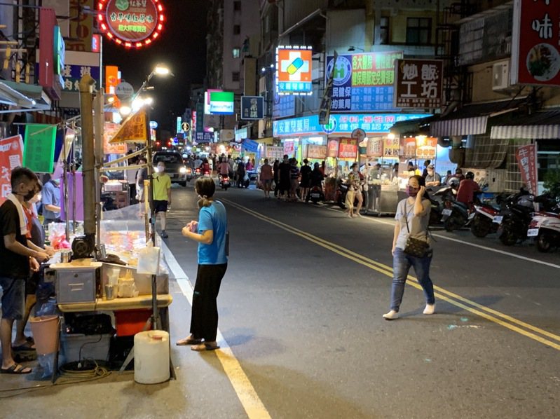 台南有不少「道路型夜市」將積極輔導合法。圖／台南市場處提供