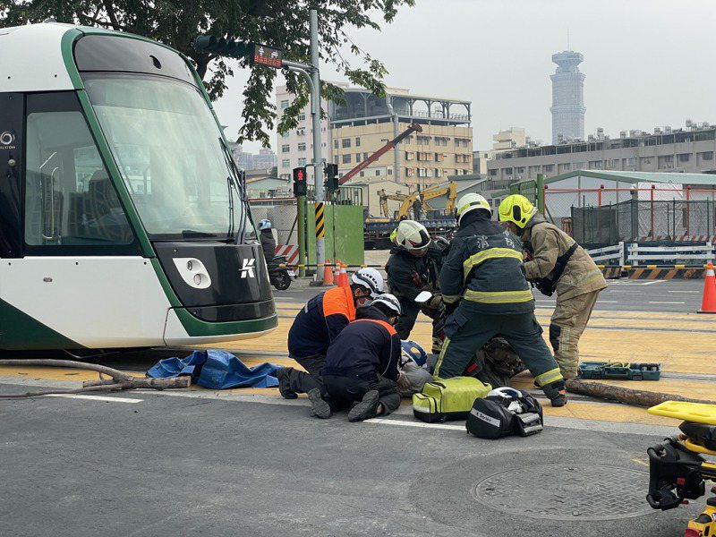 高雄輕軌模擬事故，消防救護人員迅速將傷者救出送往醫院。記者蔡世偉／攝影