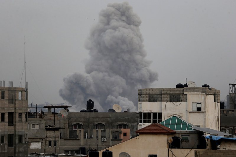 以色列國防軍22日空襲加薩市，一名在聯合國開發計畫署工作超過30年的員工和妻小，連同全家族超過70多人，悉數罹難。 歐新社