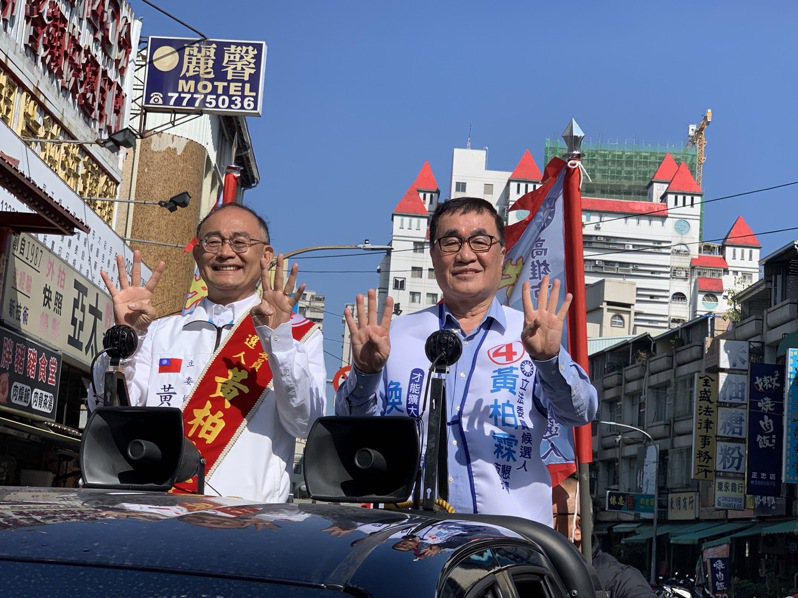 台北市副市長李四川（左）今到高雄輔選立委候選人黃柏霖（右）。記者吳慧芬／攝影