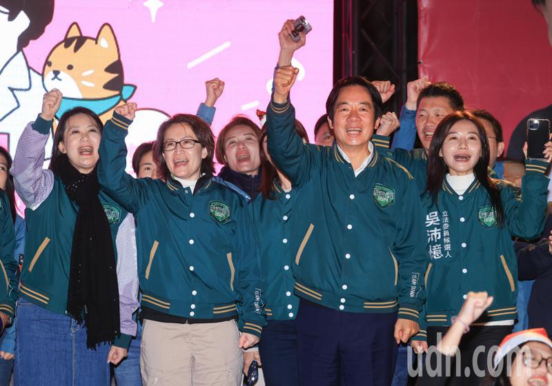 民進黨總統候選人賴清德（右二）環島拼圖活動最終站回到台北，與副總統候選人蕭美琴（左二）及立委候選人們合體造勢。記者余承翰／攝影