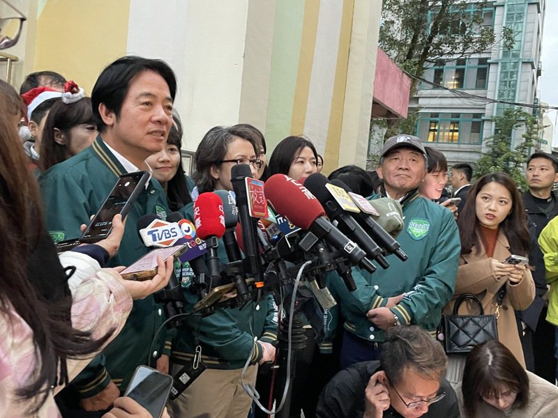 民進黨總統候選人賴清德環島拼圖活動今晚回到台北市金華國中，接受媒體訪問。記者丘采薇／攝影
