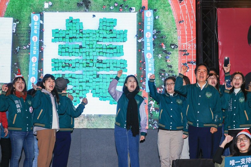 民進黨總統候選人賴清德（右三）環島拼圖活動最終站回到台北，與副總統候選人蕭美琴（右四）合體造勢，並與立委候選人與支持者們一同拼出「美」字。記者余承翰／攝影