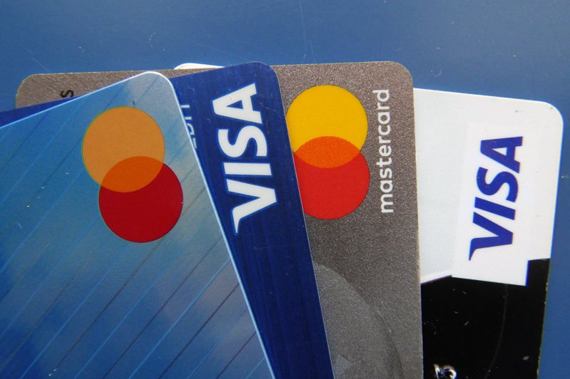 兩大因素使信用卡循環利率不斷上衝。（美聯社）