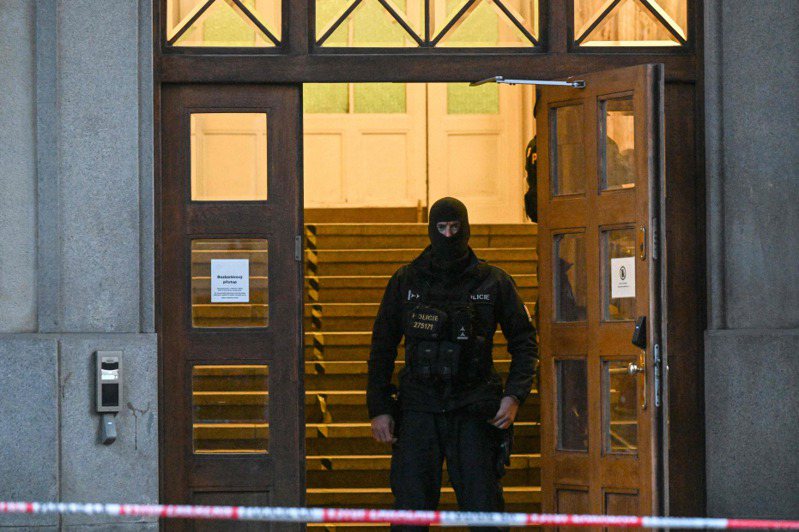 捷克一名员警22日站在前一天发生校园枪击的查理大学门口。法新社(photo:UDN)