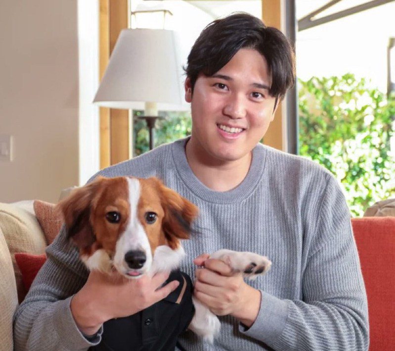 大谷翔平和他的愛犬。圖／取自MLB X平台