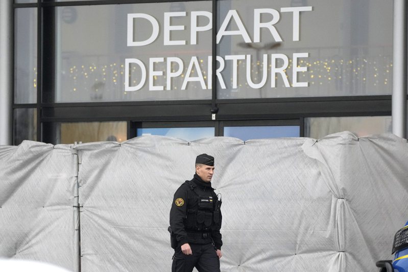 一架載有303名印度乘客的班機因涉及人口販運嫌疑，在巴黎附近被扣留。 美聯社