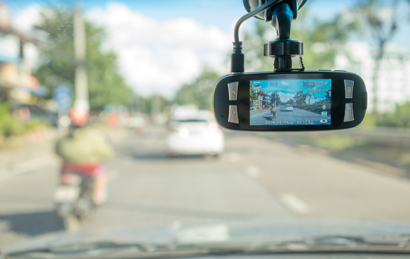 許多汽車駕駛人車上都會配備行車記錄器，以防安全。