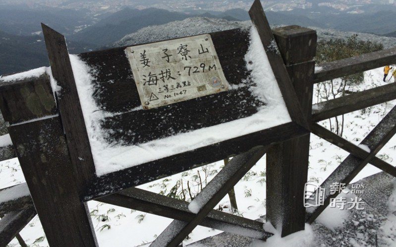 基隆市姜子寮山50年首次下雪，今天吸引民眾蜂湧上山想看雪景。圖／聯合報系資料照(2016/01/24  本報記者攝影)