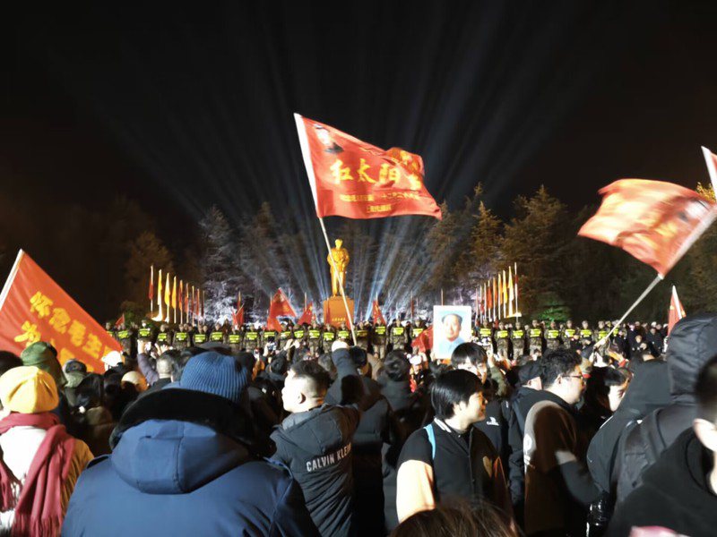 在湖南韶山毛澤東銅像廣場不少人舉著紅旗，並高呼「毛澤東萬歲」等口號。（取自社交平台「Ｘ」）