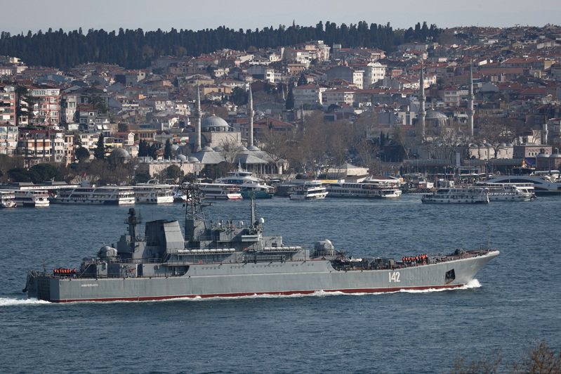 俄羅斯證實克里米亞黑海沿岸港市費奧多西亞25日深夜遭烏克蘭襲擊，登陸艦「新切爾卡斯克號」被飛彈擊中，造成一人死亡。圖為「新切爾卡斯克號」。路透
