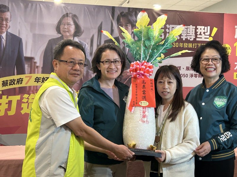 台東競選總部贈送「好彩頭」給蕭美琴，預祝她當票當選。記者徐白櫻／攝影