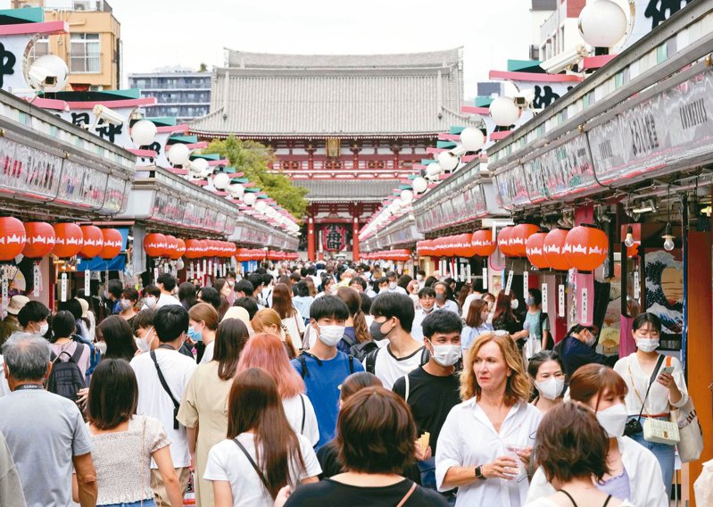 有網友表示，去過日本大城市觀光後，發現都市過於商業化且步調快，加上隨處可見陸客及台灣人，難以體驗「日本感」。示意圖／歐新社