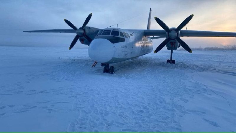俄羅斯極地航空一架載有34人的蘇聯時期安東諾夫An-24飛機因為機師錯過了跑道，最後降落在遠東地區錫揚卡機場附近的冰凍河流之上。圖／翻攝自X / JACDEC