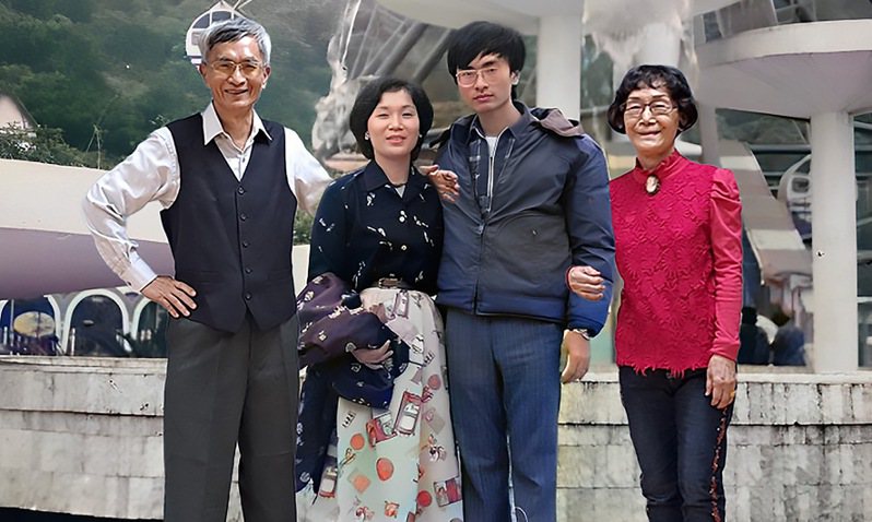 73歲的靦腆夫妻，李永欽、郭秋香各自摟著年輕時的對方，看得兩人直呼太感動。記者蔡世偉／翻攝