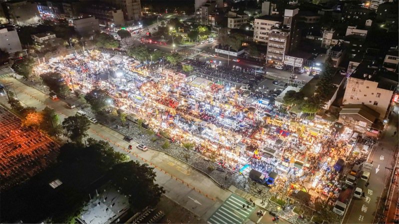 睽違6年的新竹市「後站夜市」於昨天重啟試營運，空拍畫面宛如不夜城。圖／竹市府提供