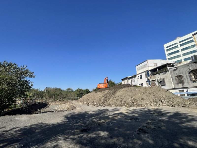 民眾黨總統候選人柯文哲開挖農地停車場，這2天暫時停工。記者張裕珍／攝影
