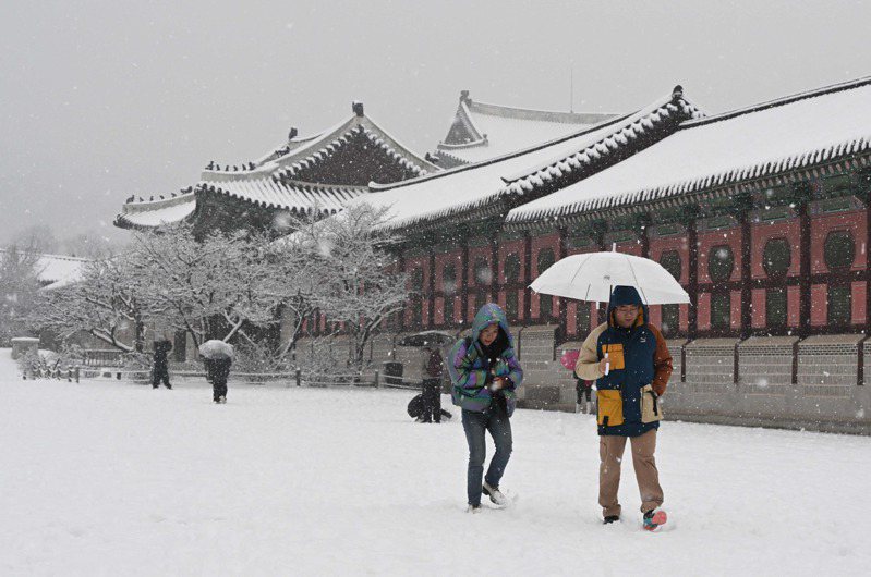 南韓氣象廳30日上午向首爾全域發布大雪警報。法新社