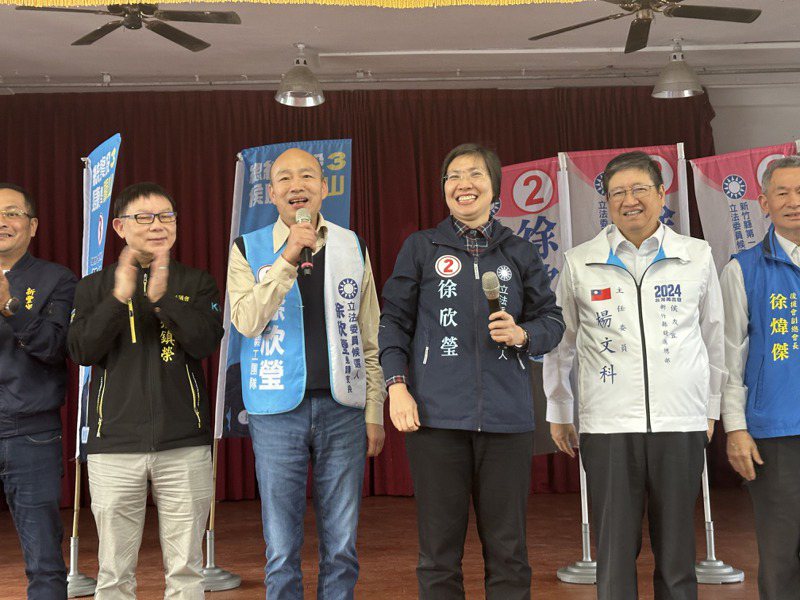 韓國瑜（左3）為徐欣瑩（右3）站台拉票，台下支持者不斷高喊「韓院長好」。記者巫鴻瑋／攝影