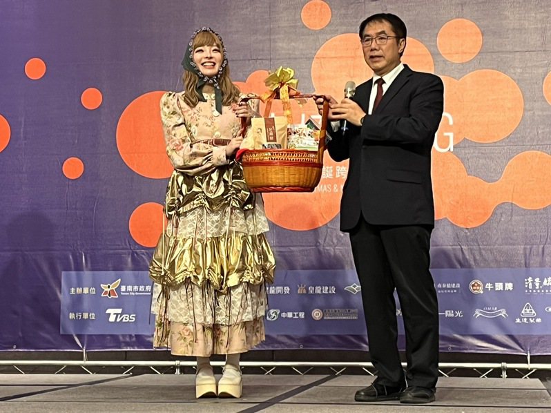 日本藝人卡莉怪妞結婚後首次到海外演唱，就獻給台南跨年晚會，台南市長黃偉哲特贈送喜氣提籃伴手禮。記者吳淑玲／攝影