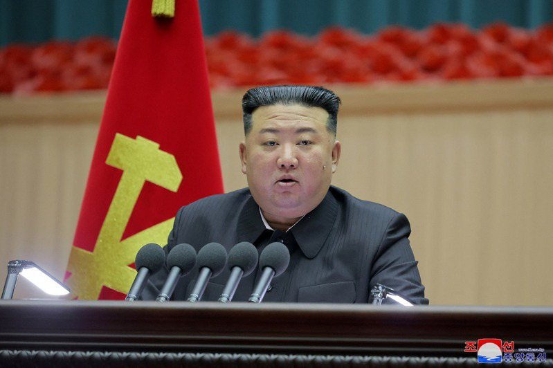 北韓中央通信社今天報導，北韓2024年政策目標之一是發射額外3枚軍事偵察衛星，以推升北韓軍力，並監視敵軍。(路透)