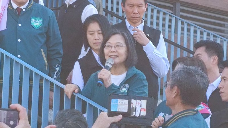 蔡英文總統（中）今近午來台南新營輔選立委賴惠員，離開前用麥克風感謝鄉親支持民進黨。記者謝進盛／攝影